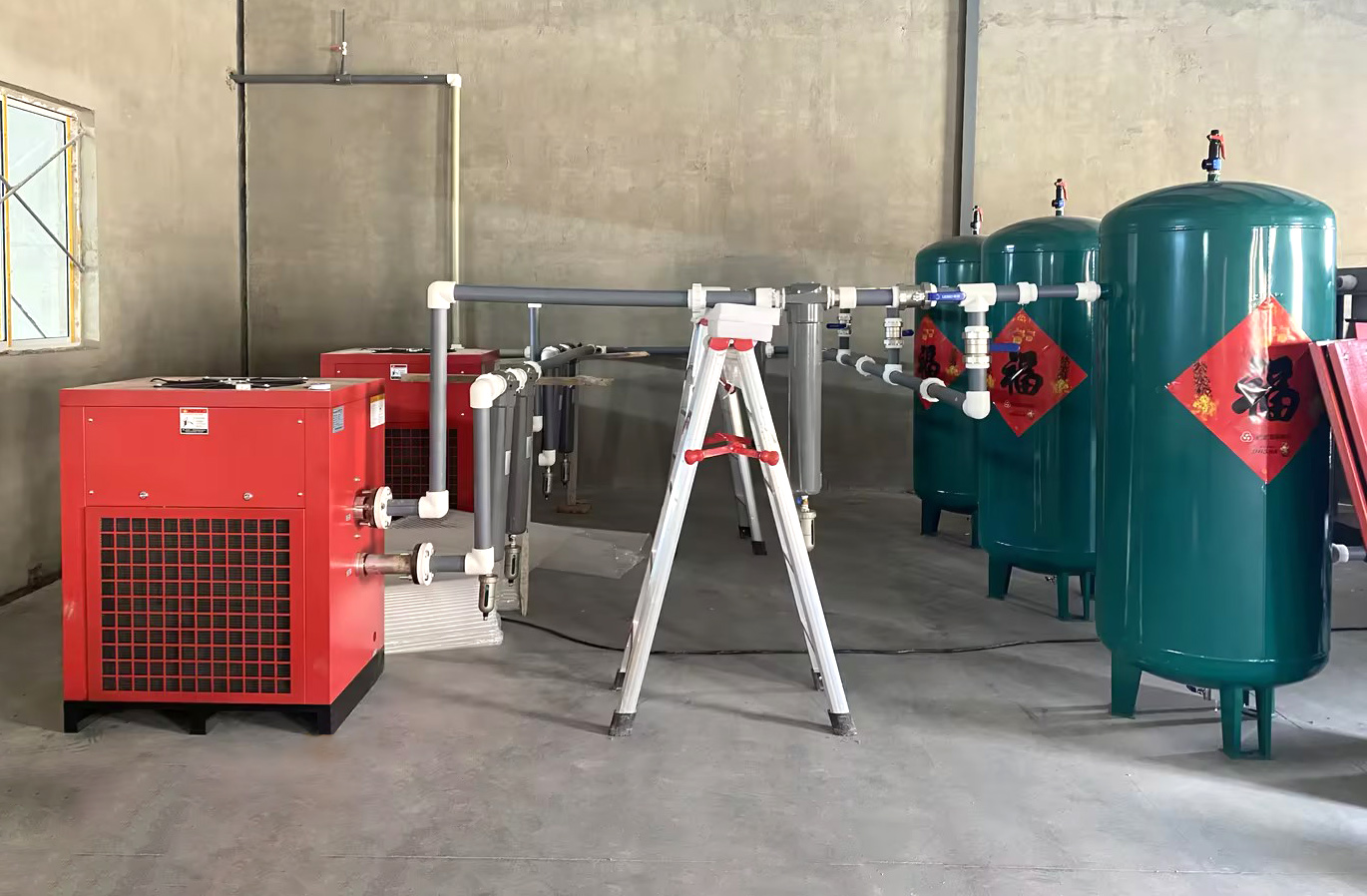 Przypadek modernizacji sprzętu w branży hodowli zwierząt: w jaki sposób podwójna (90 kW) sprężarka powietrza pomaga przedsiębiorstwom osiągnąć wydajną i energooszczędną produkcję?